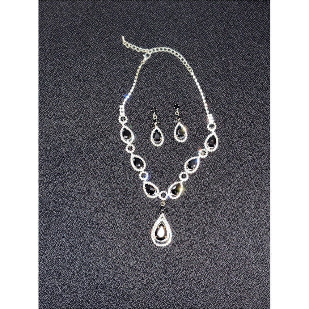 Elegant Black Teardrop Crystal Necklace and Earrings Set - Picture 11 of 13